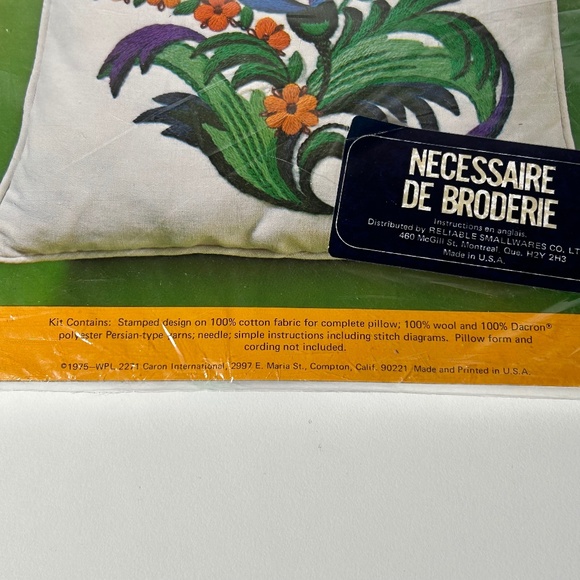 Vintage 70s Caron Crewel Embroidery Kit #6136 Fantasy Jacobean - Picture 3 of 4